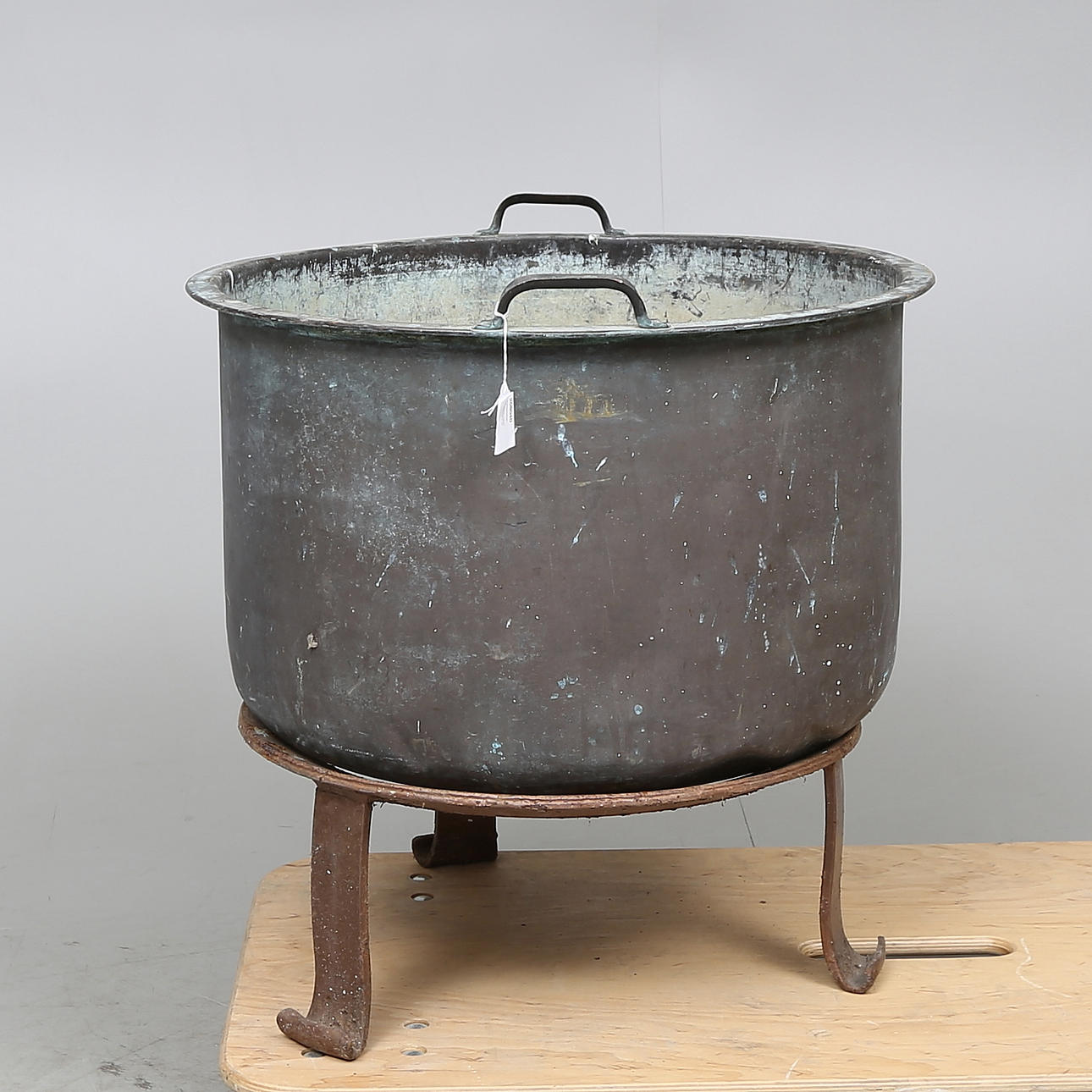 KOPPARBASE på BENSTÄLLNING, 1800/1900-tal.