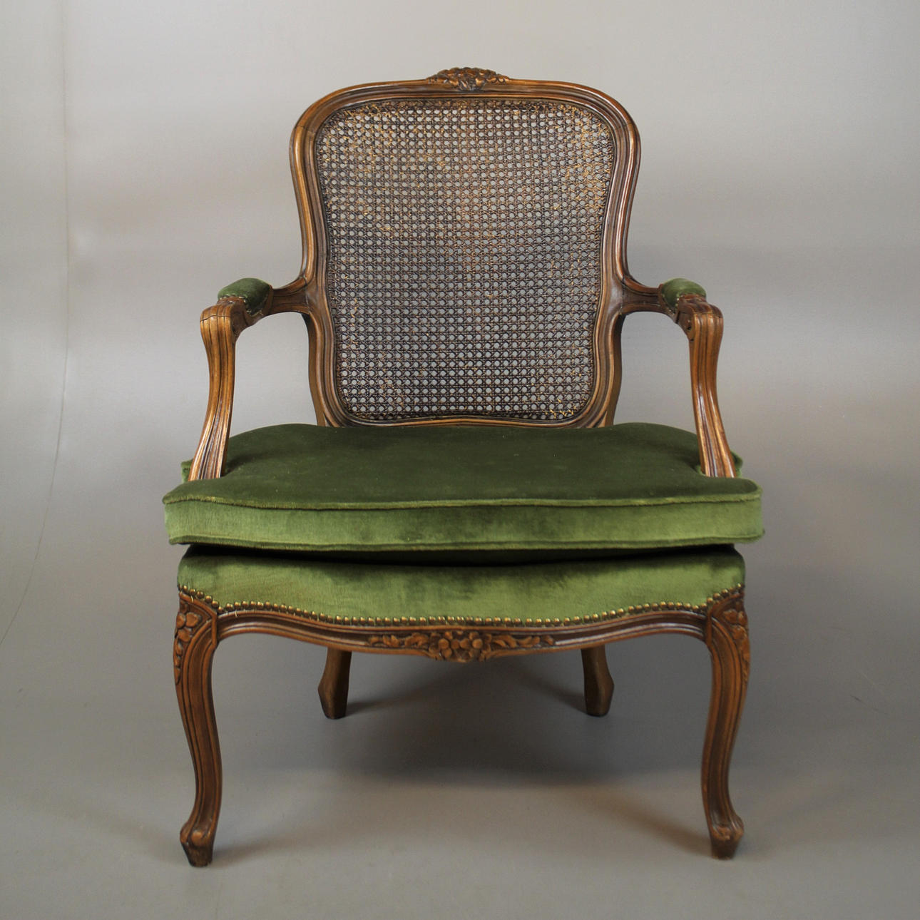 SILLÓN con respaldo de mimbre, estilo rococó.