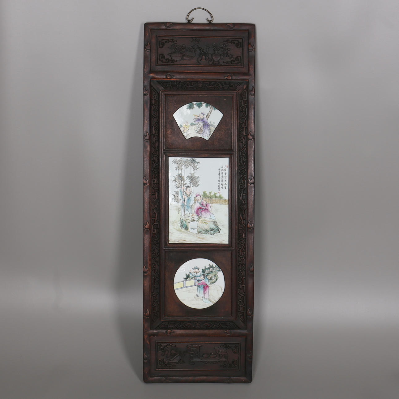 VÄGGFÄLT/PANEL. Trä. Porslin. Kina. 1900-talets första hälft.