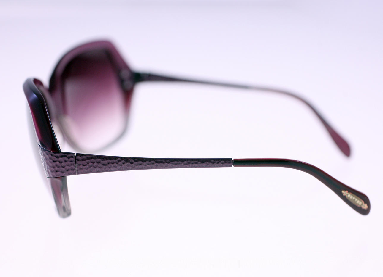 SUNGLASSES. ) Oliver Peoples 