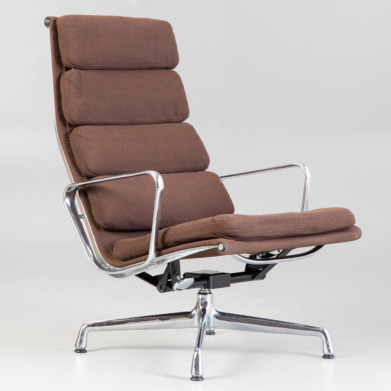 CHARLES & RAY EAMES. Vitra Lounge Stol EA 222.