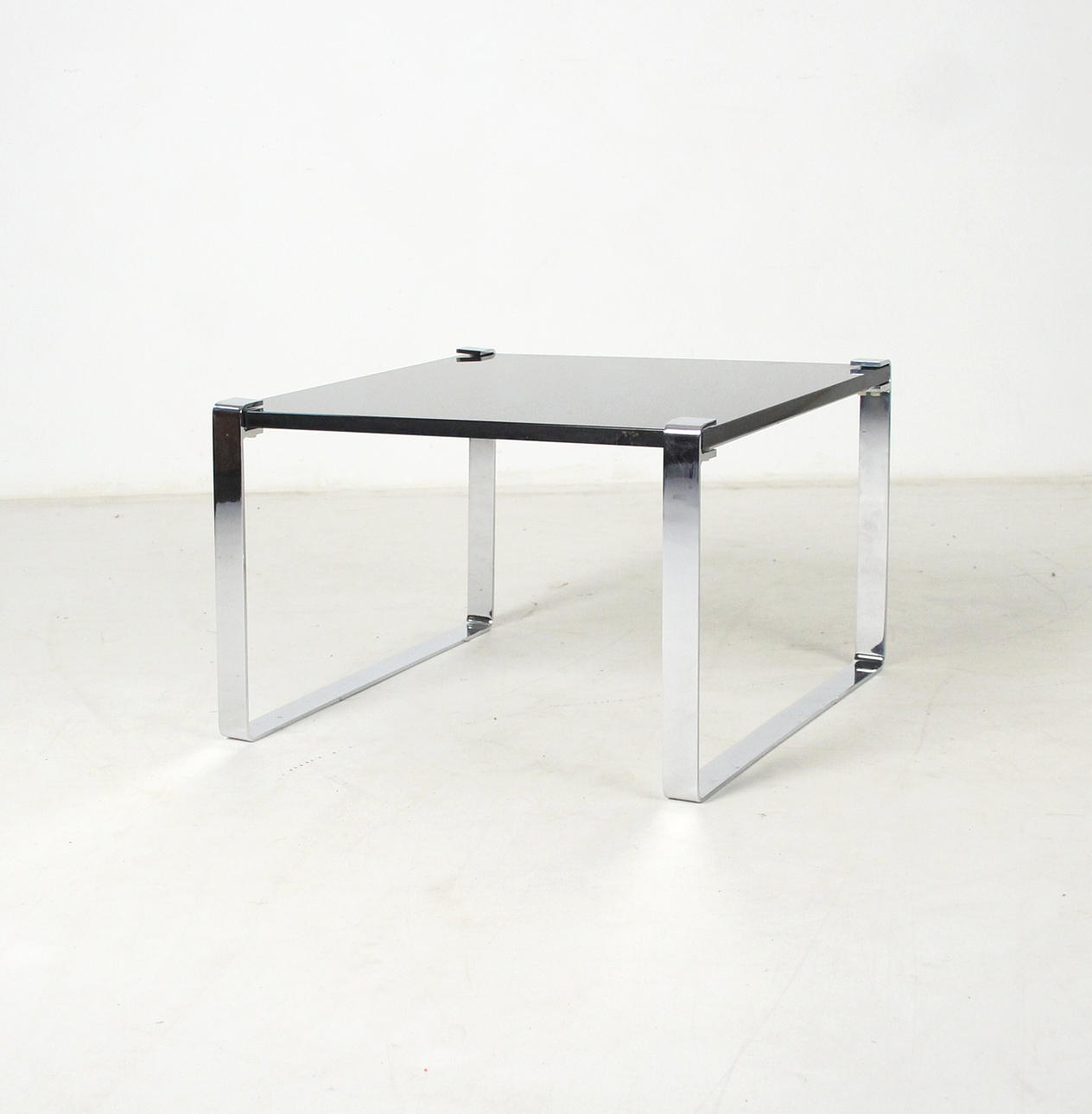 Sidobord i krom & svart glas.