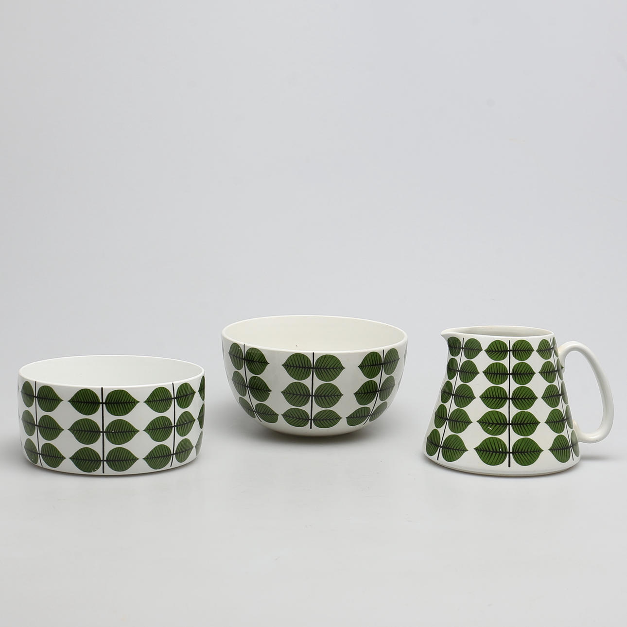 SKÅLAR samt KANNA. 3 delar. Porslin. "Berså". Design Stig Lindberg. Gustavsberg.