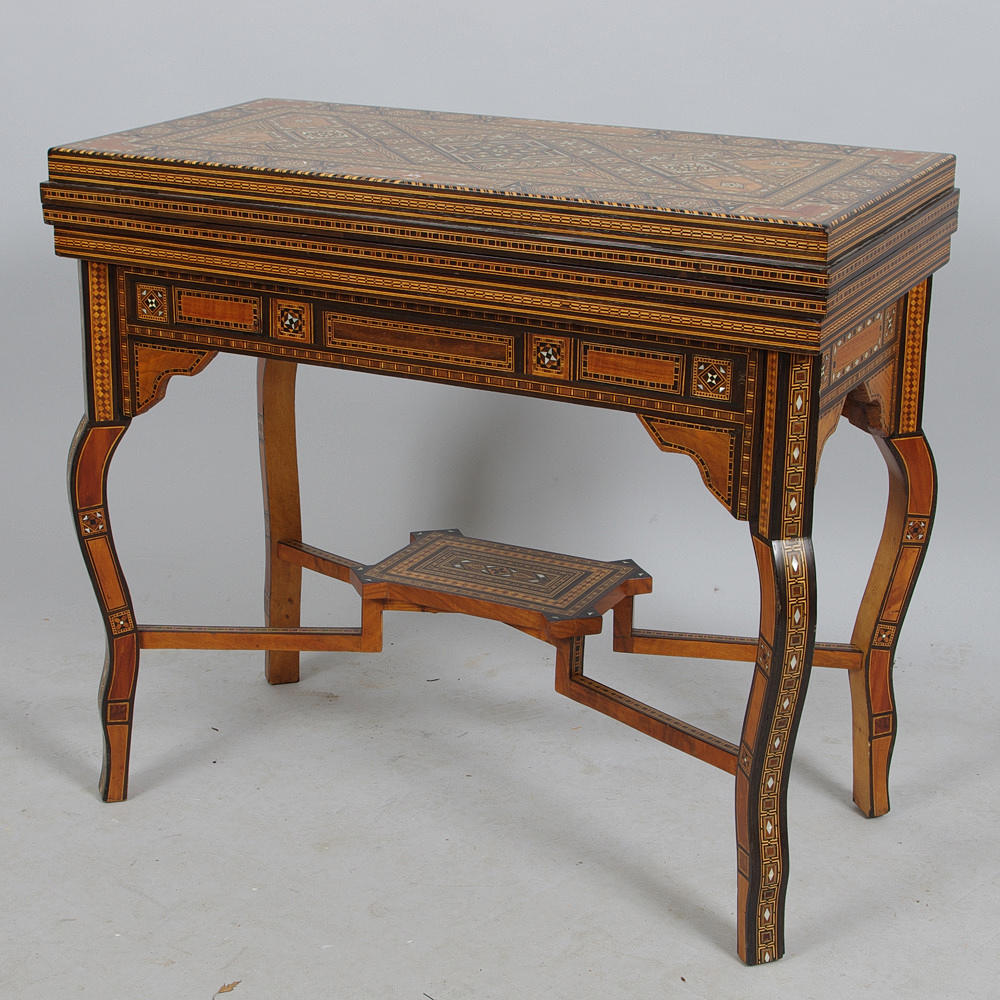 SPELBORD, orientaliskt, rikligt med intarsia och pärlemo.