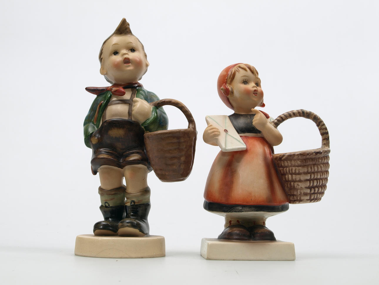 FIGURINER, porslin, 2 stycken, Flicka med korg och Pojke med korg, Hummel.