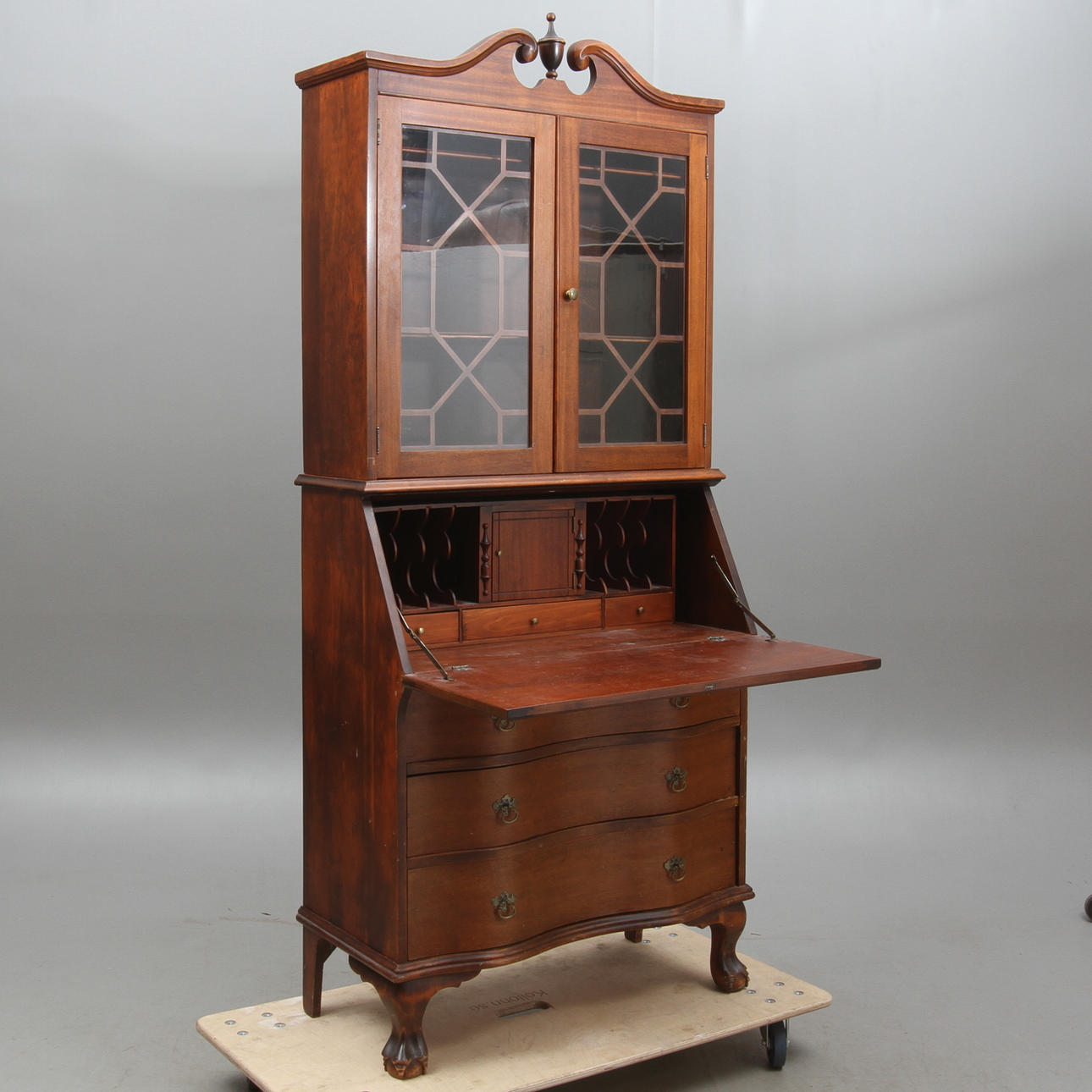 SNEDKLAFFSEKRETÄR MED VITRINSKÅP, 1900-tal.