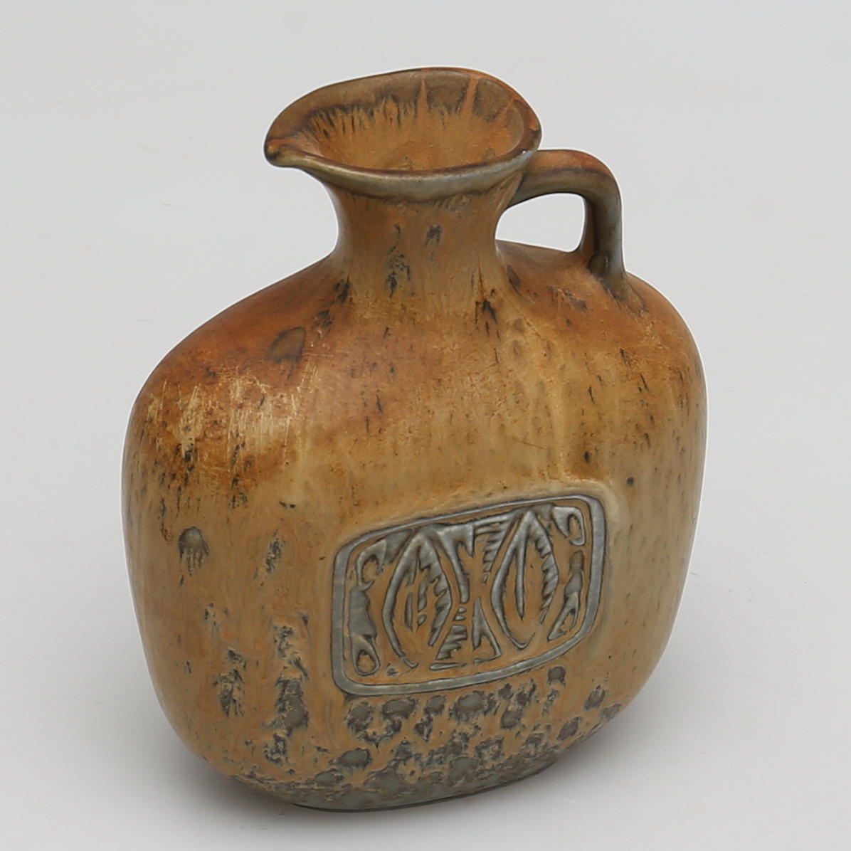 GUNNAR NYLUND. Hänkelvas. Stengods. Brun glaserad.