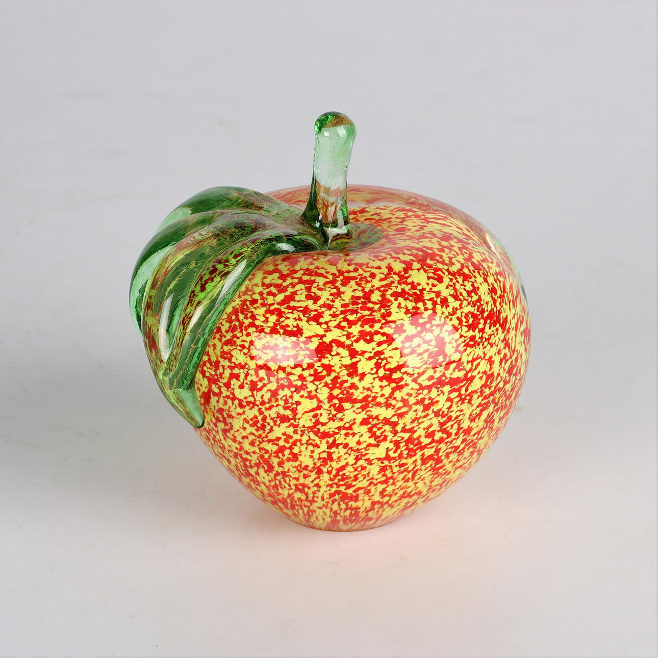 GLASÄPPLE, signerat Johansfors.