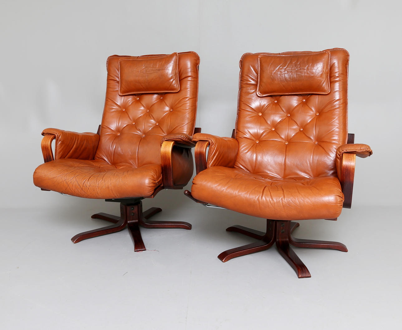 SKINNFÅTÖLJER, 1 par.