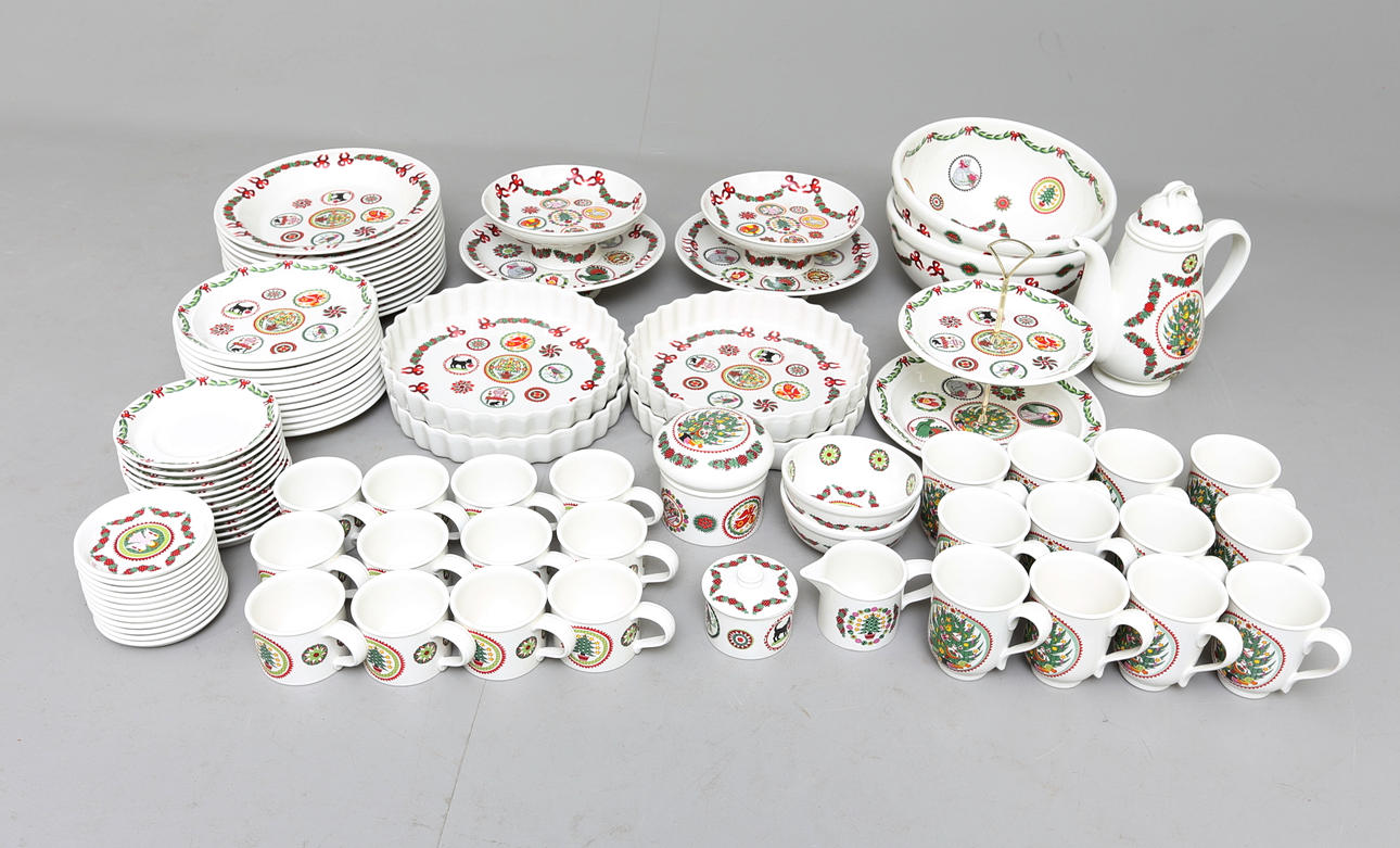 SUSAN WILLIAMS-ELLIS. Julservis, porslin, England, 89 delar.