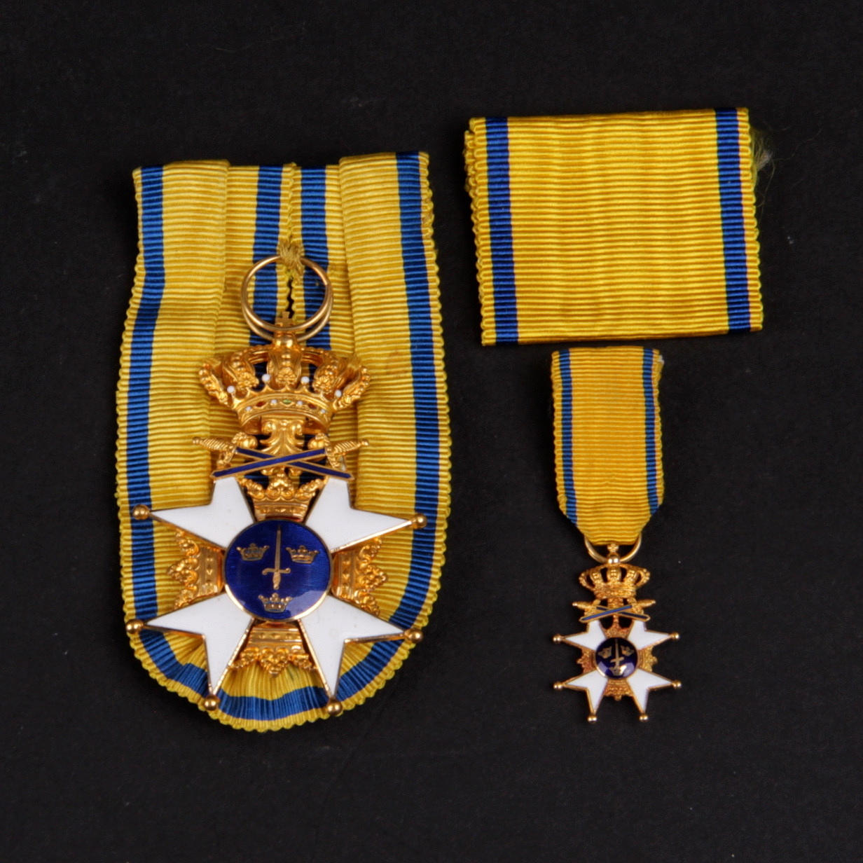 MEDALJ, samt miniatyrmedalj, Svärdsordern, 18k guld, C.F Carlman, Stockholm.