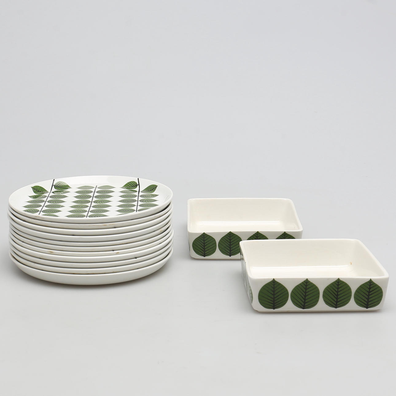 ASSIETTER samt FAT. 14 delar. Porslin. "Berså" Stig Lindberg. Gustavsberg.