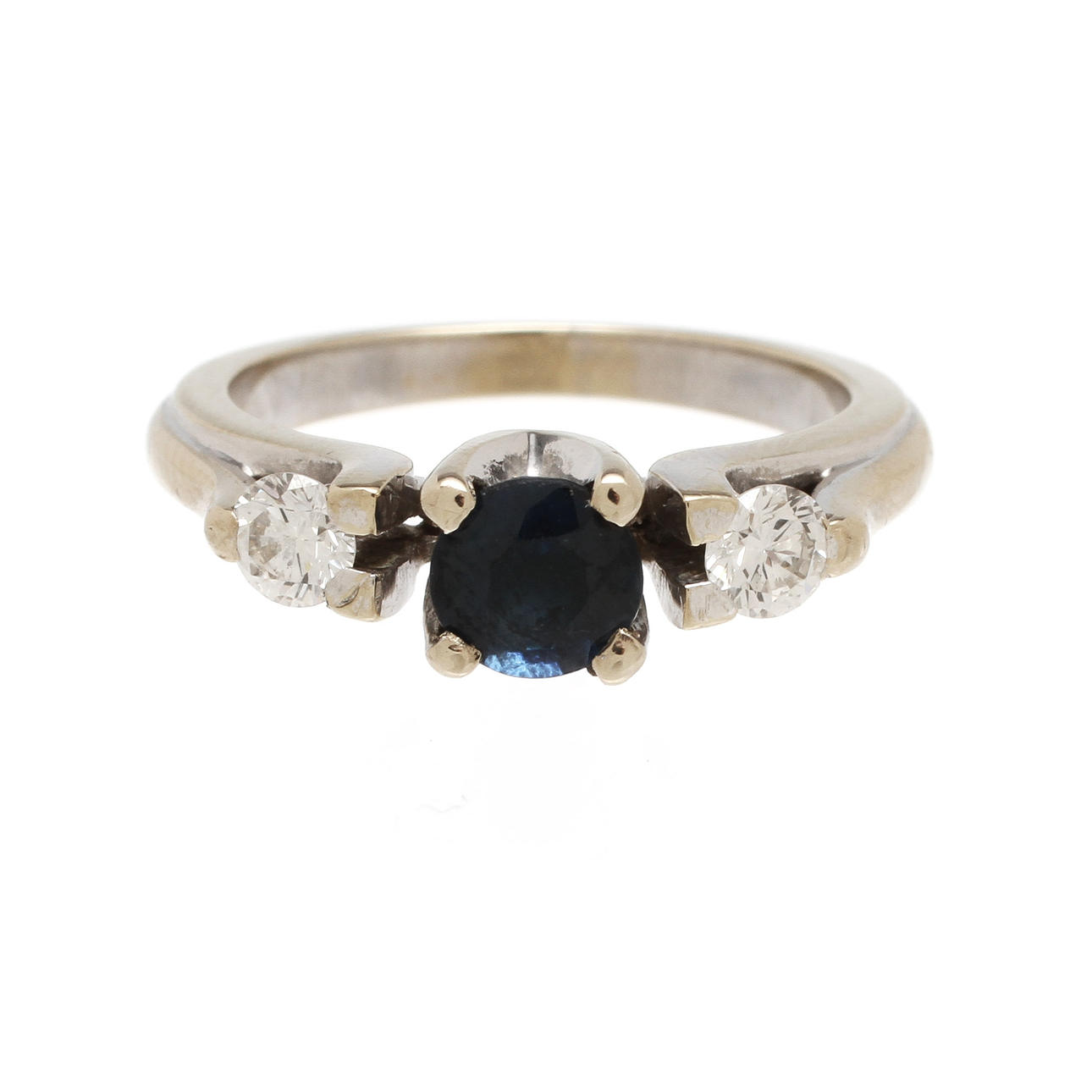 RING, 18K rödguld med safir samt diamanter, totalt ca 0,30ct. Vikt 4,4g.