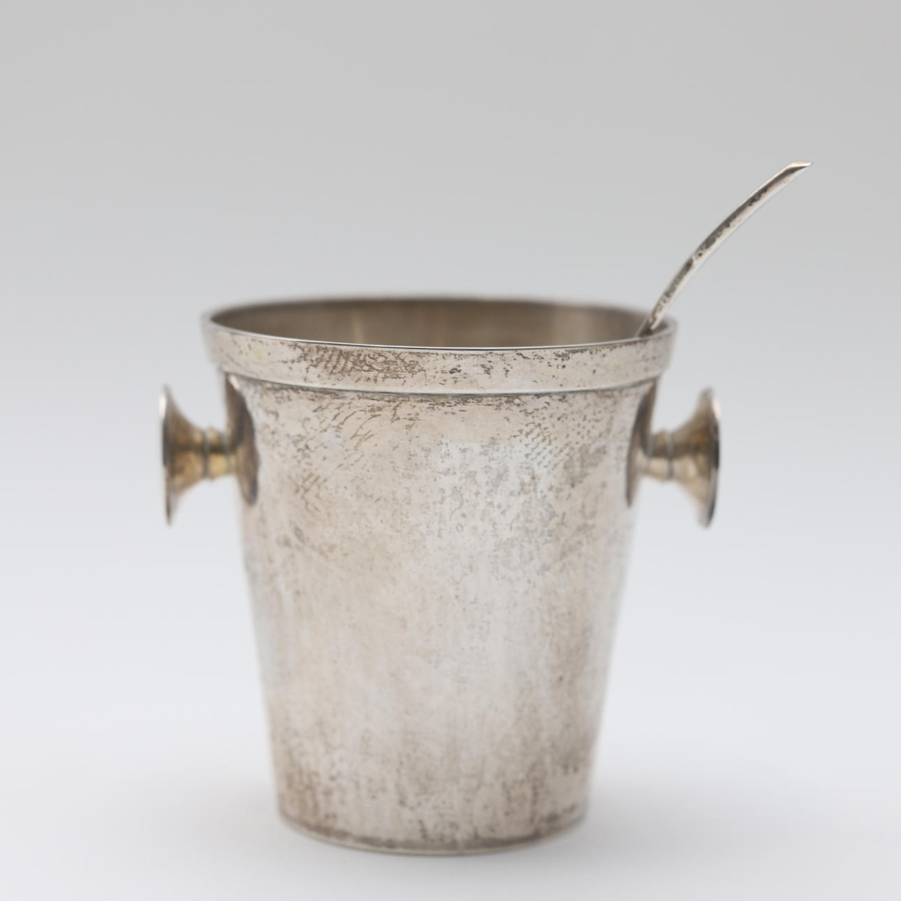 EISEIMER, gestanztes Silber, 295 gr.