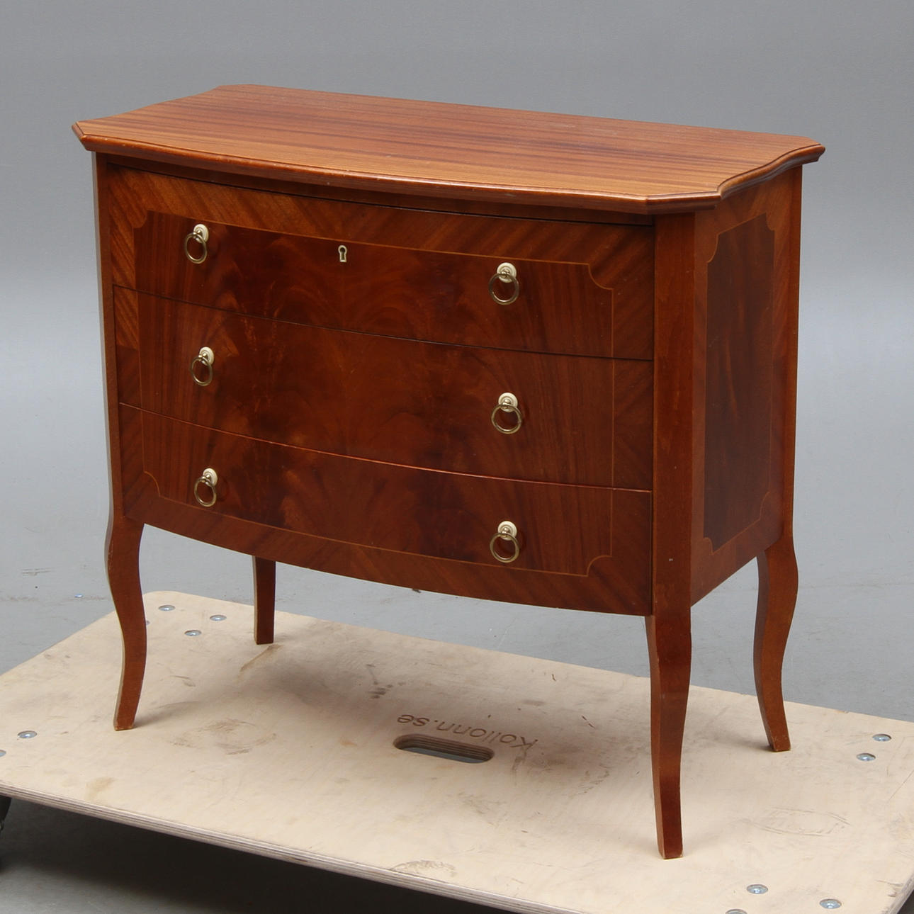 BYRÅ, intarsiadekor, omkring 1900-talets mitt.