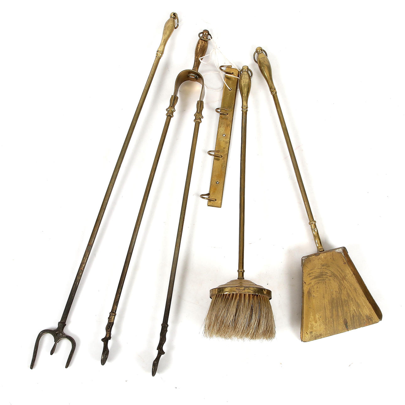 BRASSTÄLL för vägg, 5 delar, mässing, 1900-talets början.