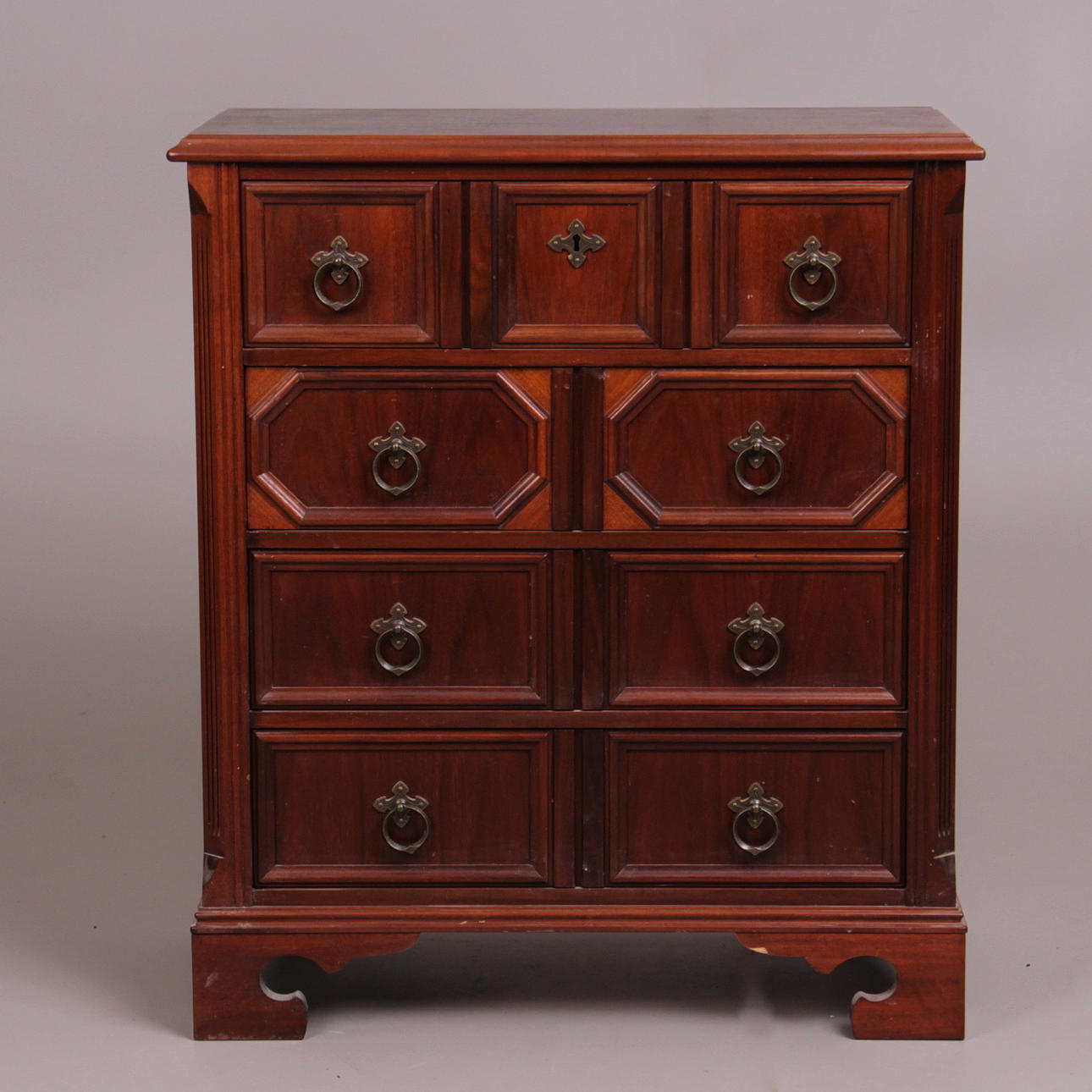 BYRÅ, med fyra lådor, engelsk stil, 1900-tal.