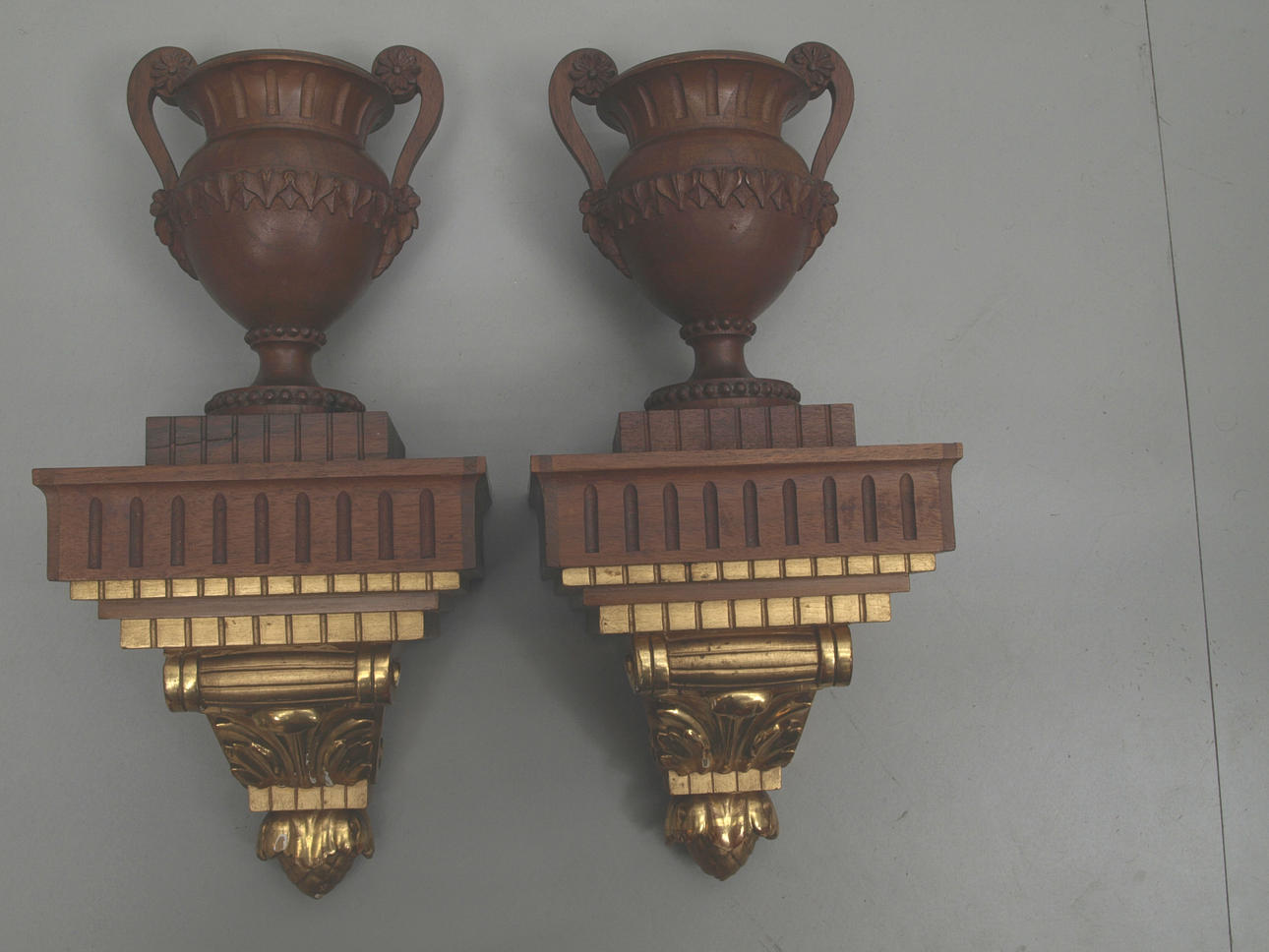 VÄGGHYLLA MED HÄNKELURNOR, snidat trä, 2 stycken, delvis förgyllda, tidigt 1900-tal.