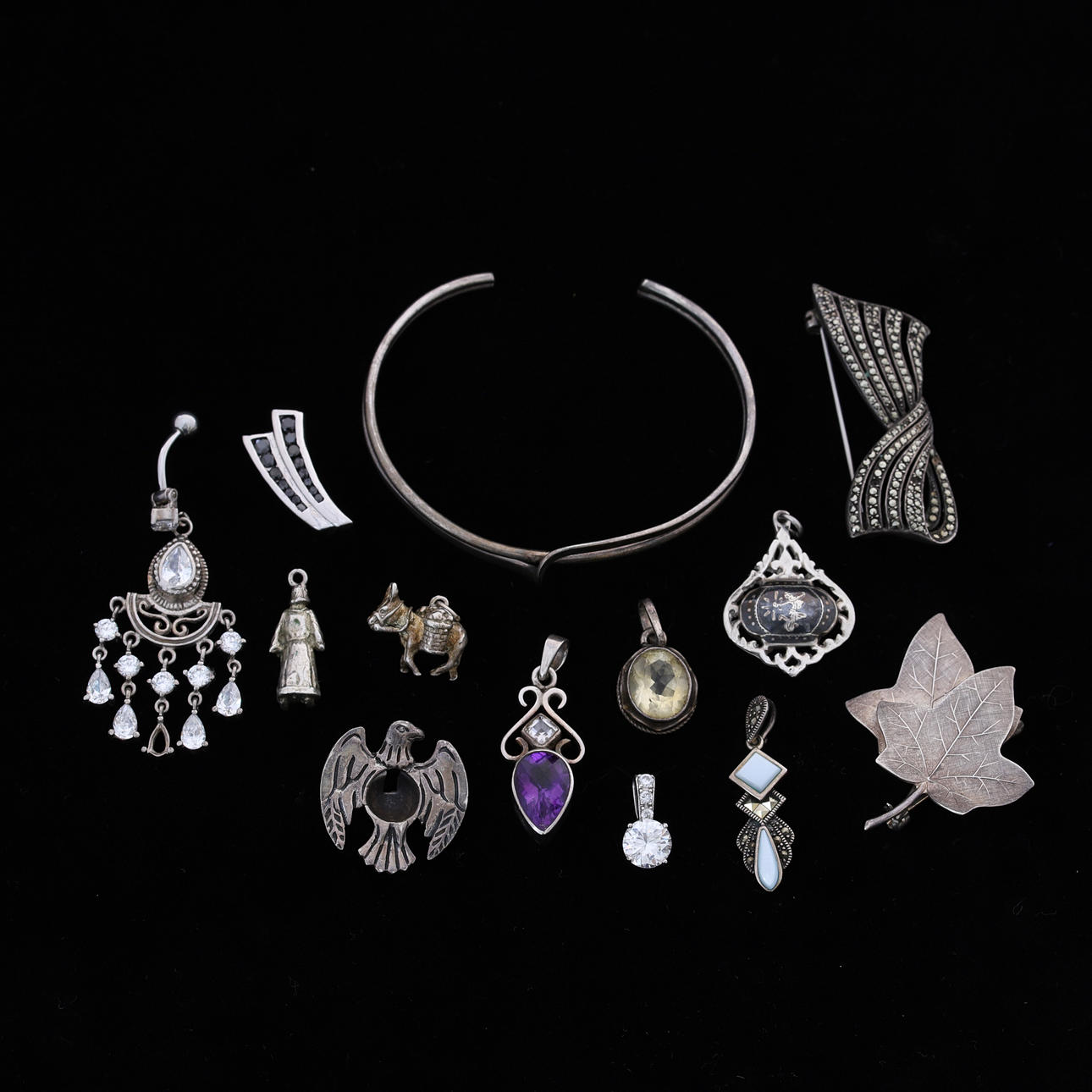 EN SAMLING MODERNA SILVERSMYCKEN.