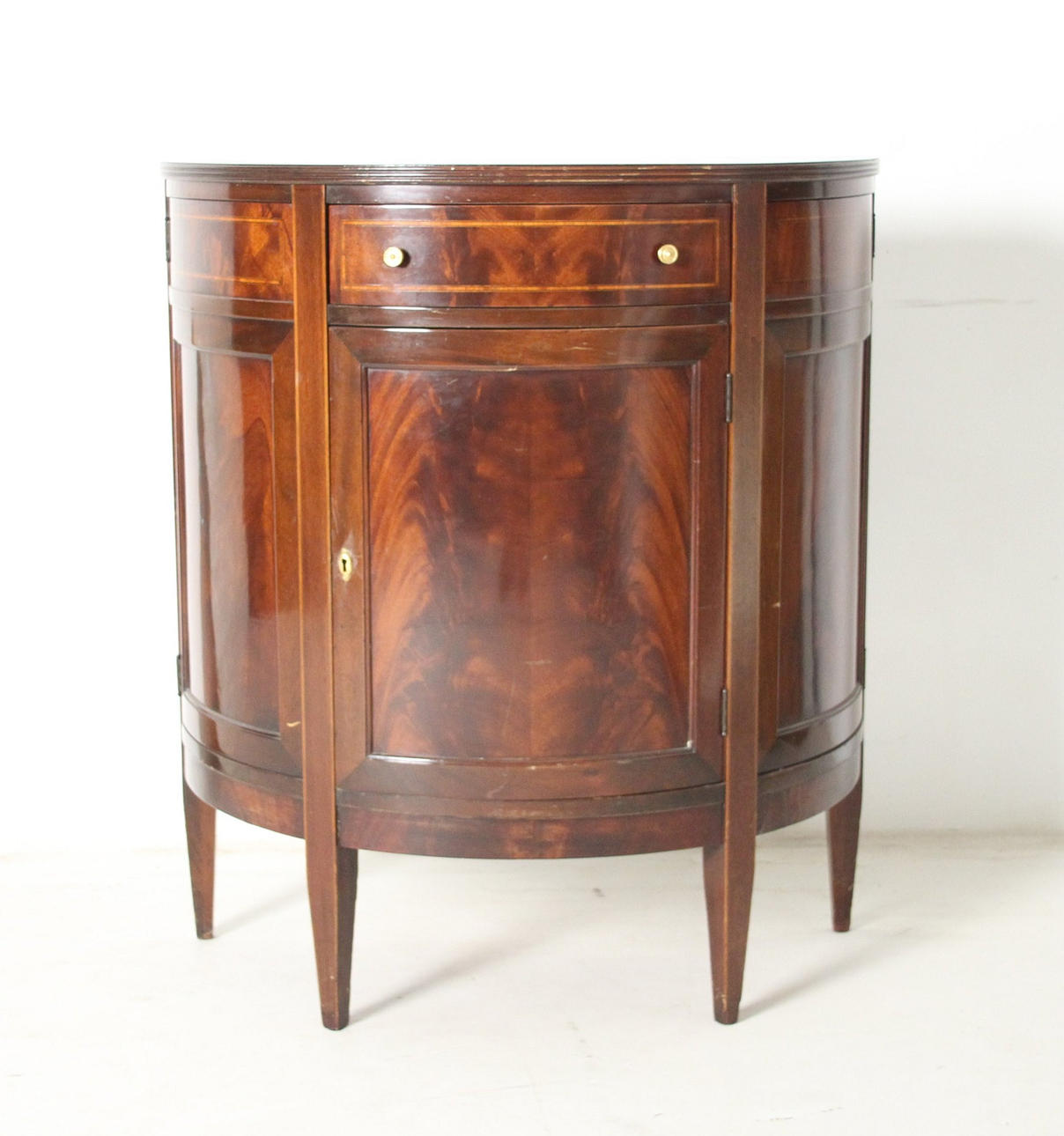 Kleine halbrunde Kommode.