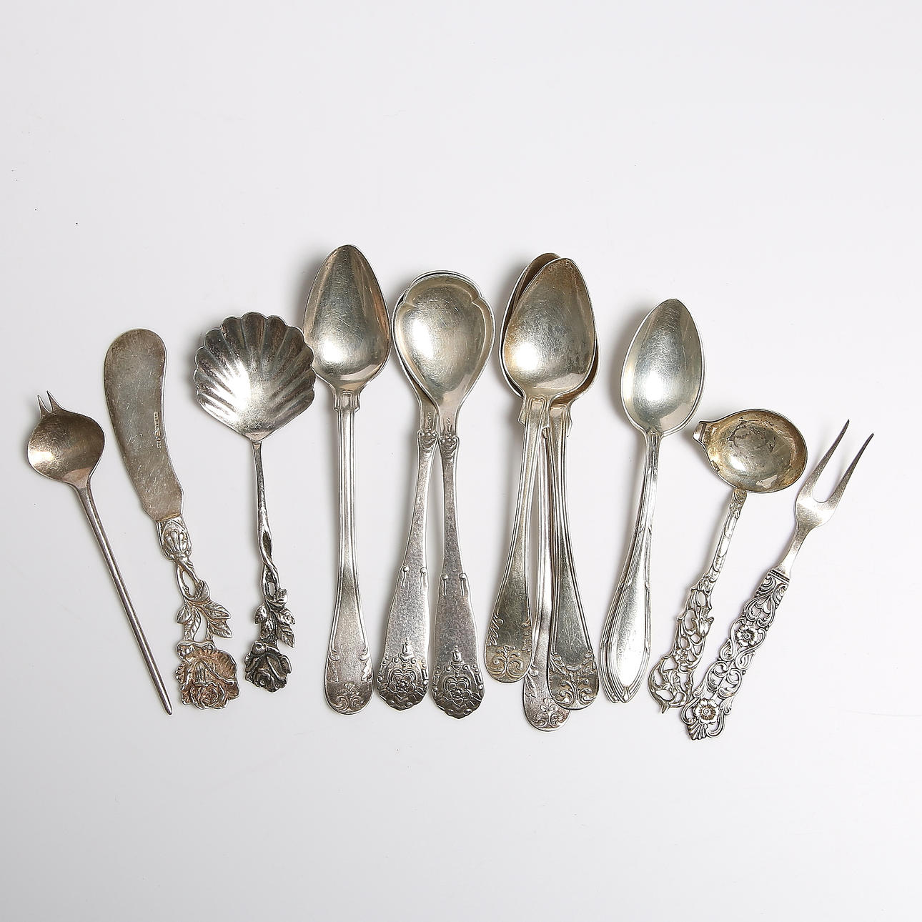 TESKEDAR, 8 st, UPPLÄGGNINGSBESTICK, 5 st, silver, 18/1900-tal. Vikt 212 gram.