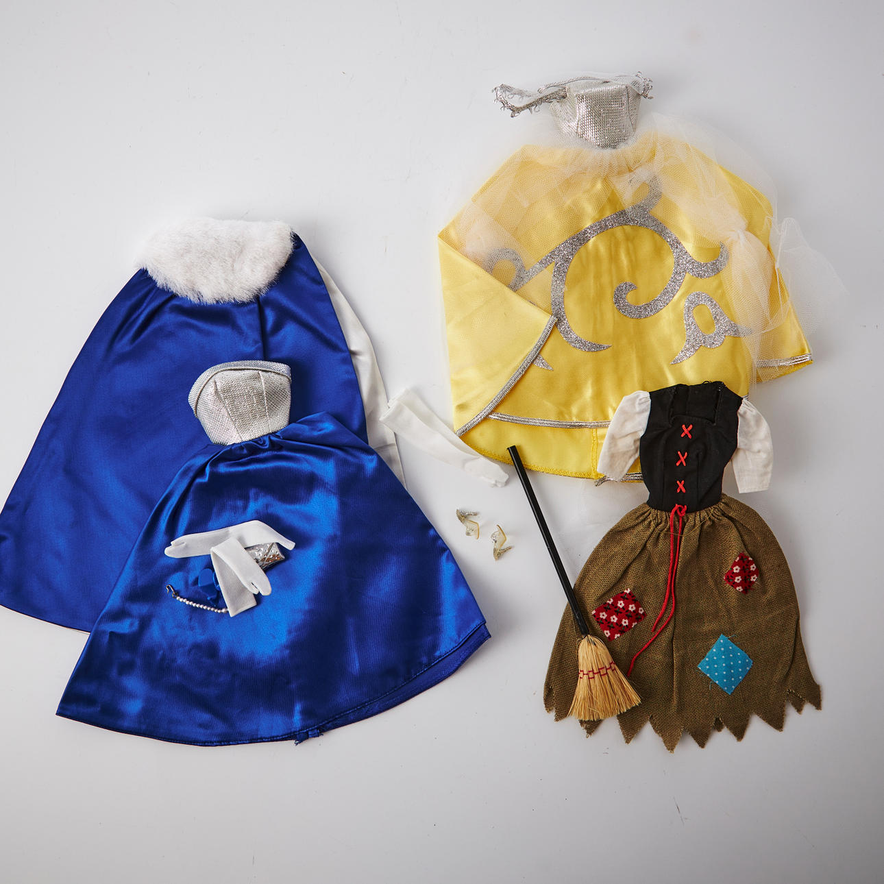 ROPA ORIGINAL DE BARBIE, 2 conjuntos completos, 1964-1965.