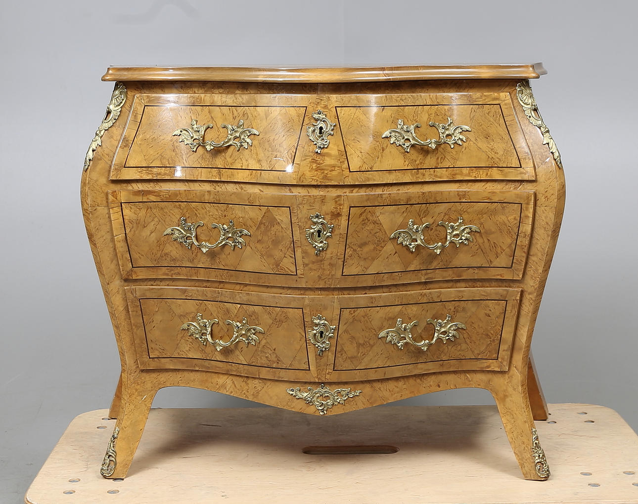 BYRÅ, rokokostil, 1900-tal.