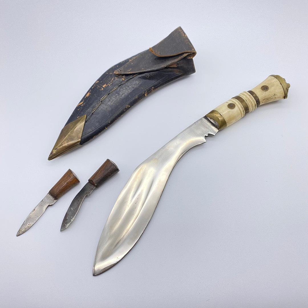 KHUKURI TIIKRI KAHDELLA PIENIÄ VEITTÄ.