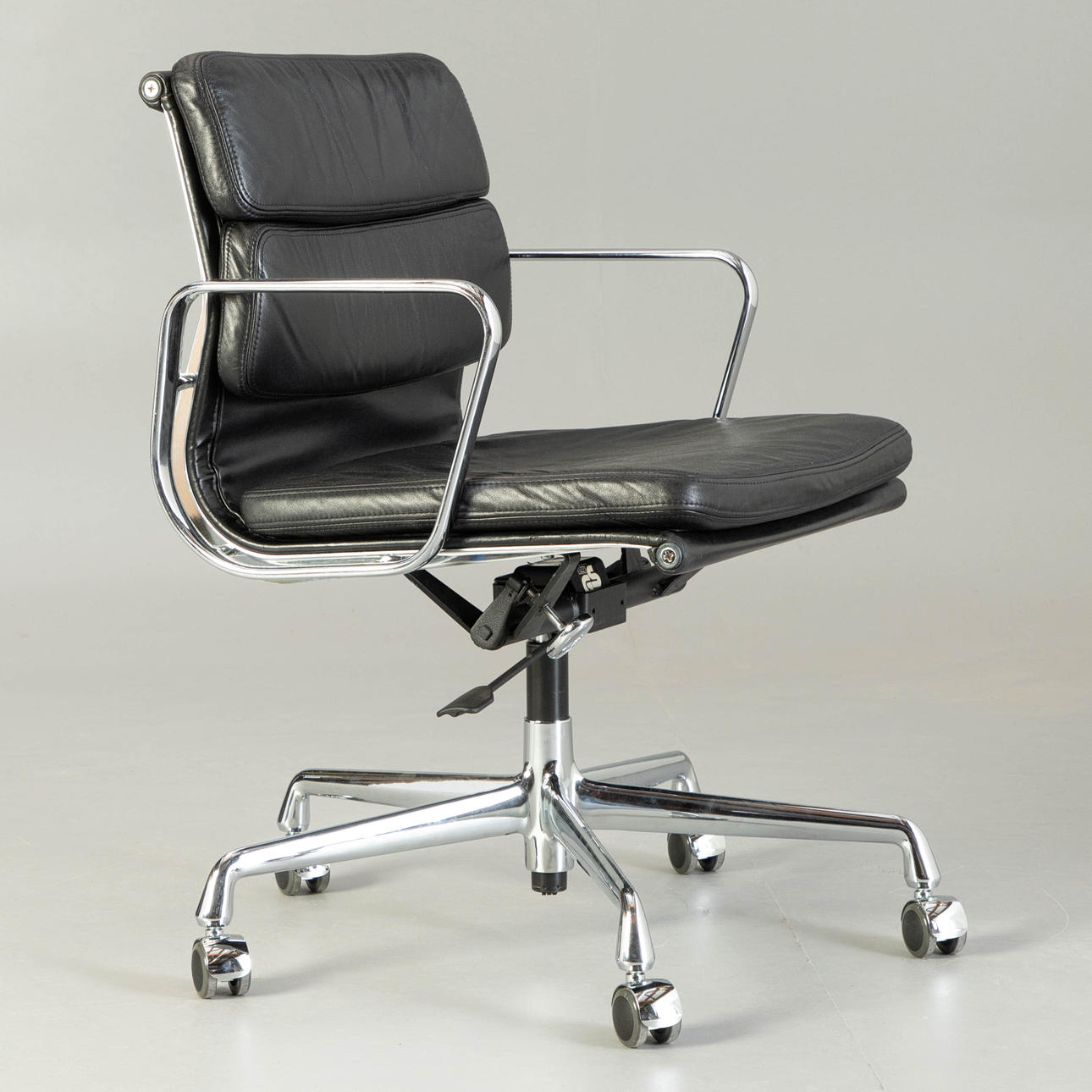 CHARLES & RAY EAMES. Vitra, Soft Pad EA 217 kontorstol.