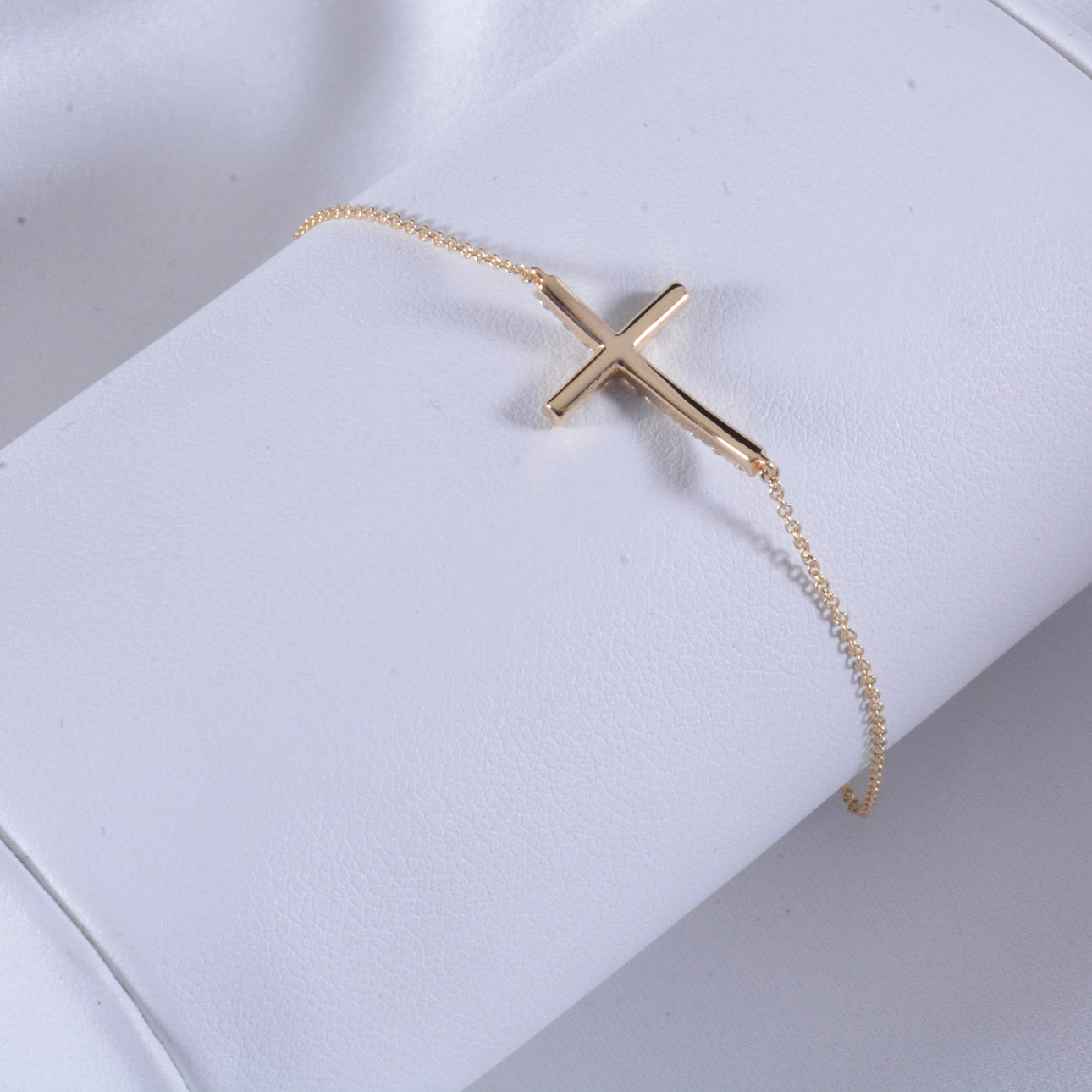 DIAMOND BRACELET, with cross, 0.30ct, 18K.