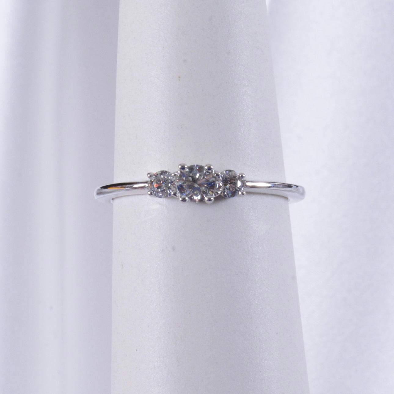 DIAMANTRING, trestensring, 0,35ct, vitguld 18K.