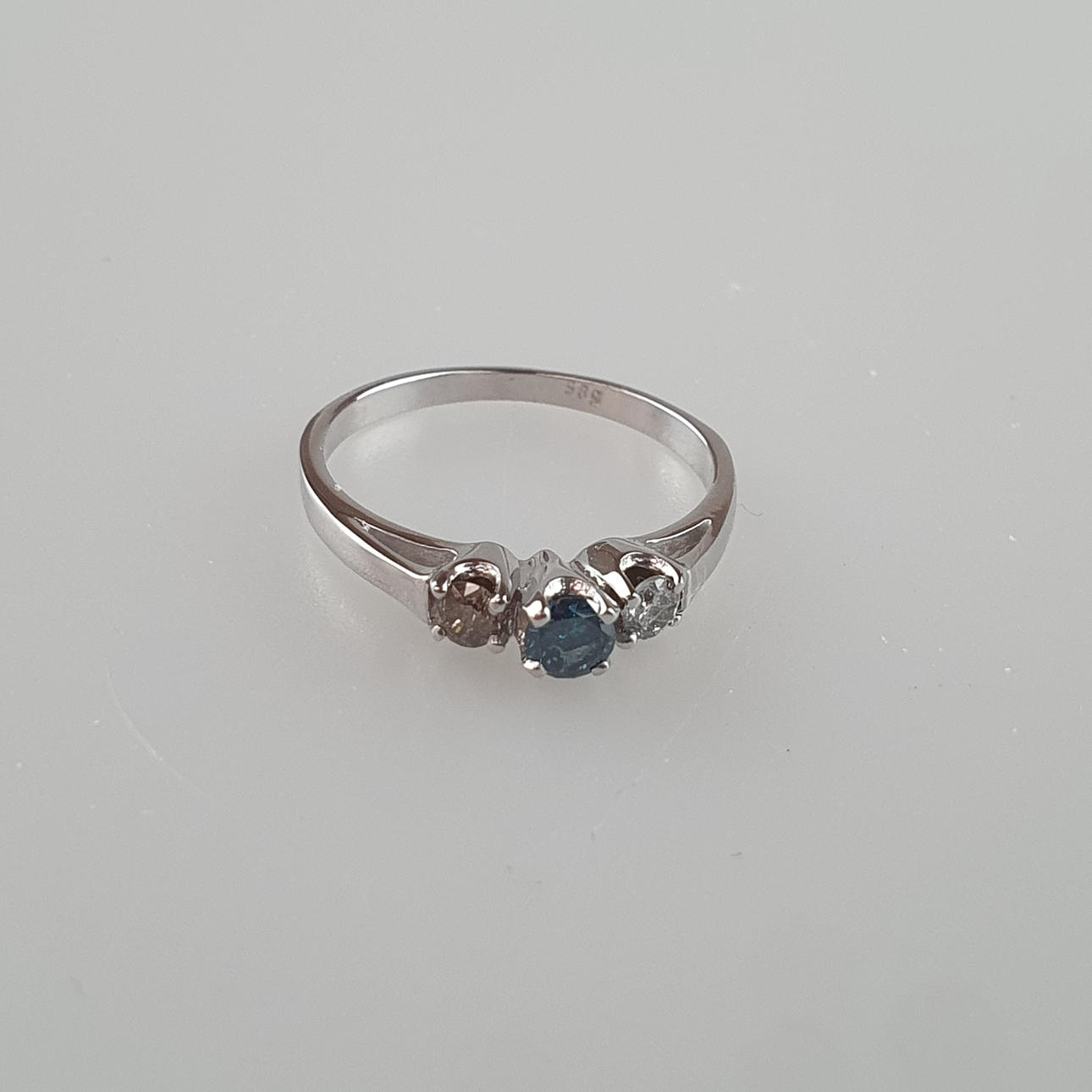 - Diamond ring, 585 white gold, brilliant blue.