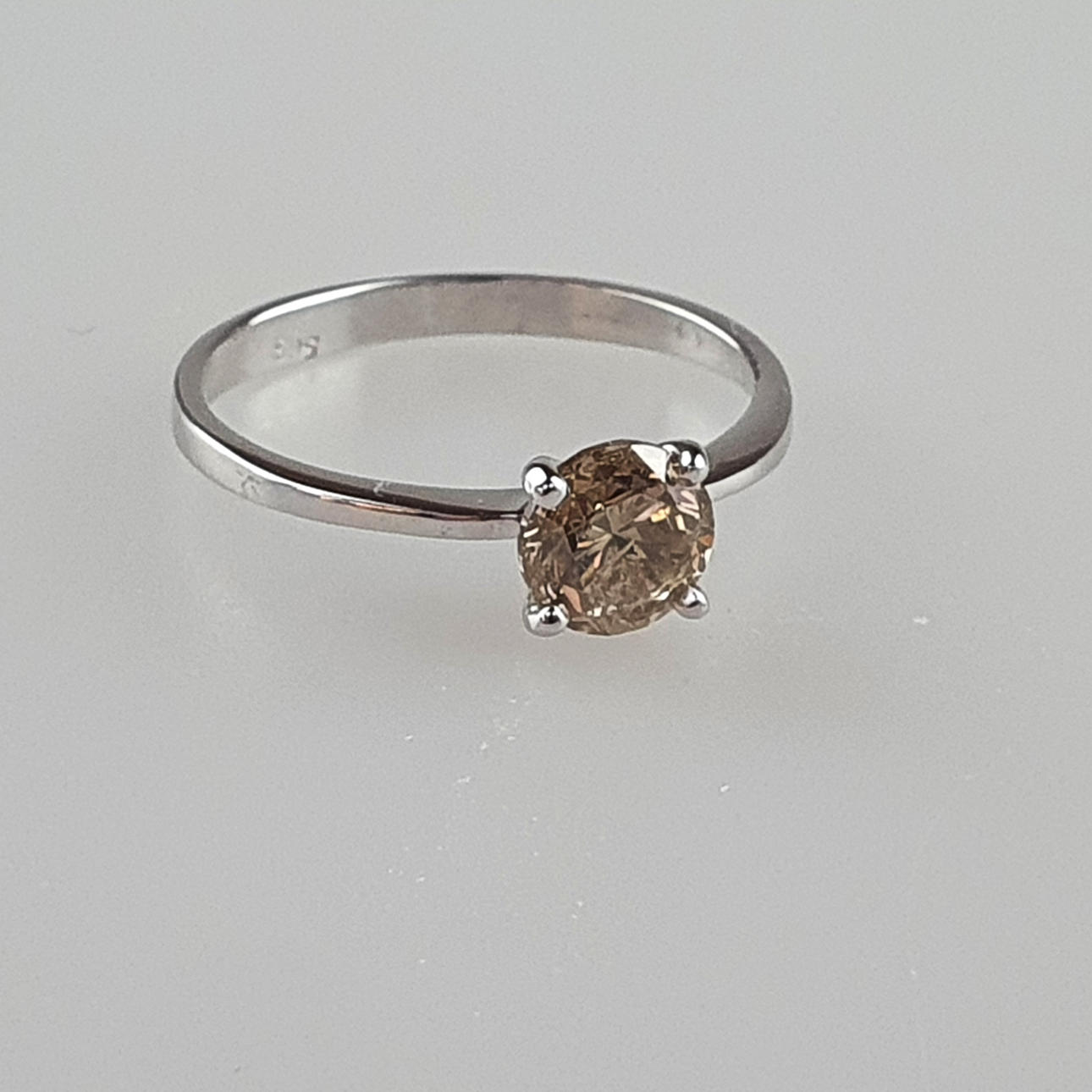 - Diamantring, 585 vitguld, diamant 0,9 ct. 
