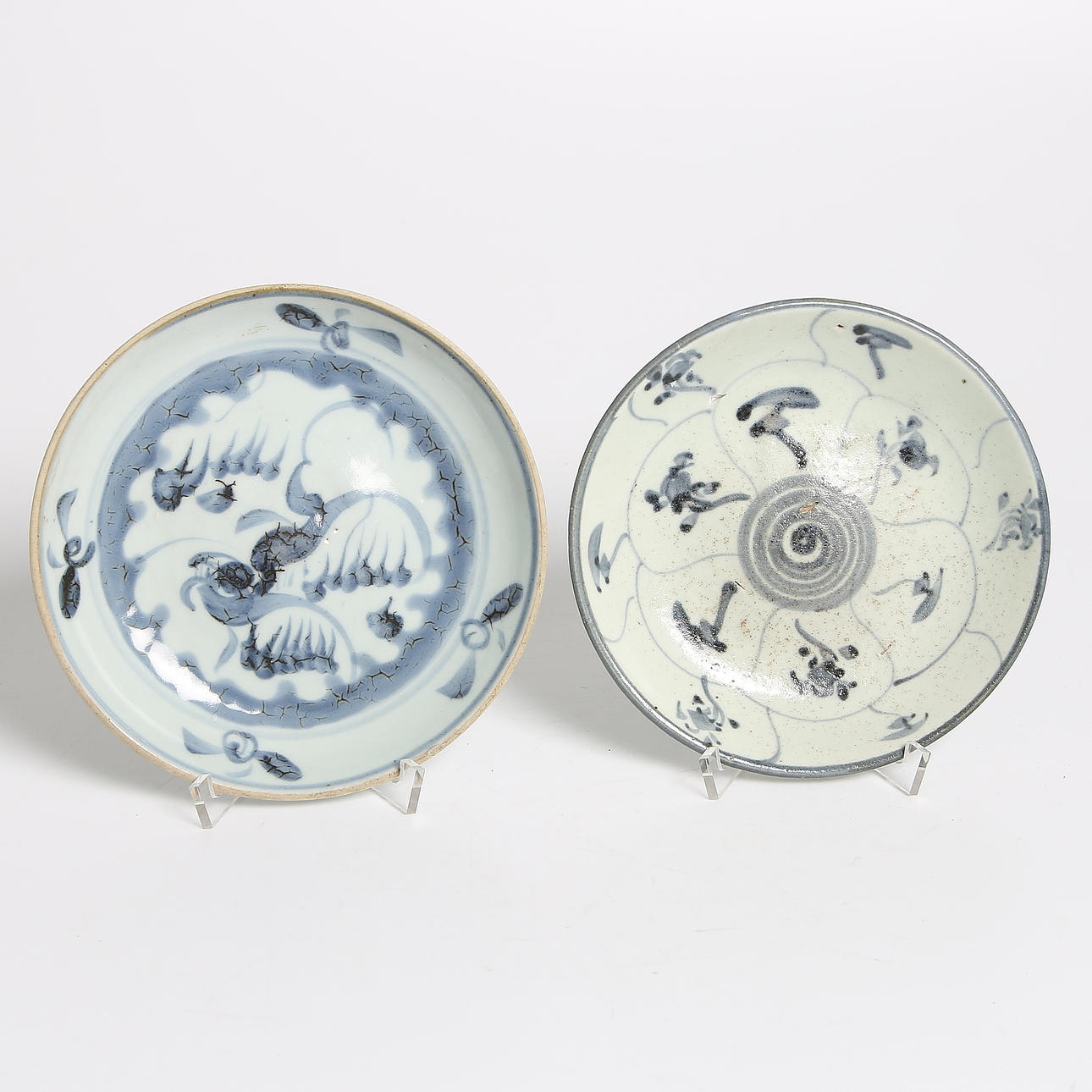 SKÅLFAT, 2 st, stengods ,"Swatow ware", sen Ming, 1500/1600-tal, Kina.