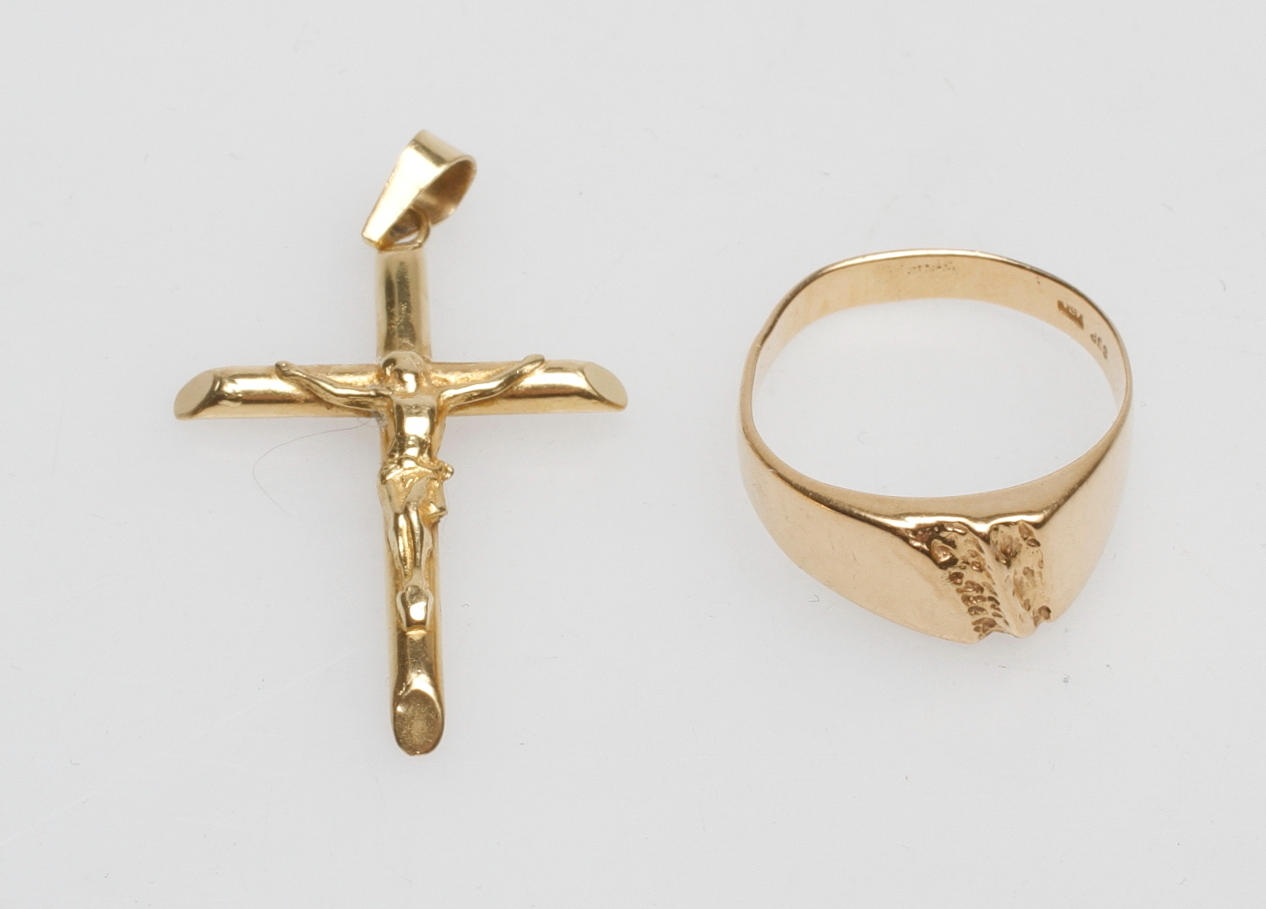 KLACKRING SAMT HÄNGE, 18k guld, vikt ca 5,3 gr.