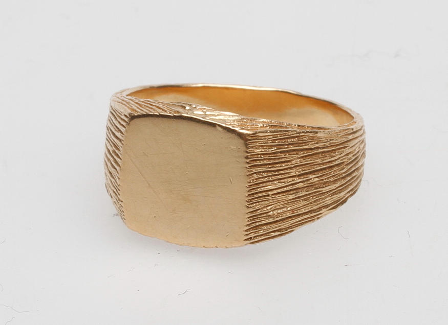KLACKRING, 18k guld, vikt ca 10 gr.