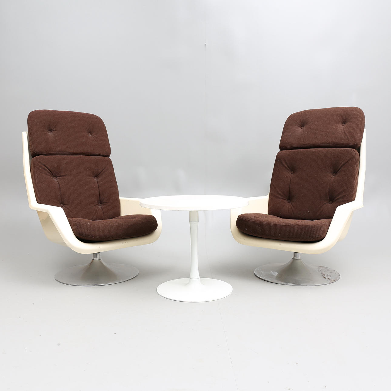 ROBIN DAY. TILLSKRIVEN. FÅTÖLJER, ett par, samt BORD, "4-4000 ABS Chair", 1970-tal.