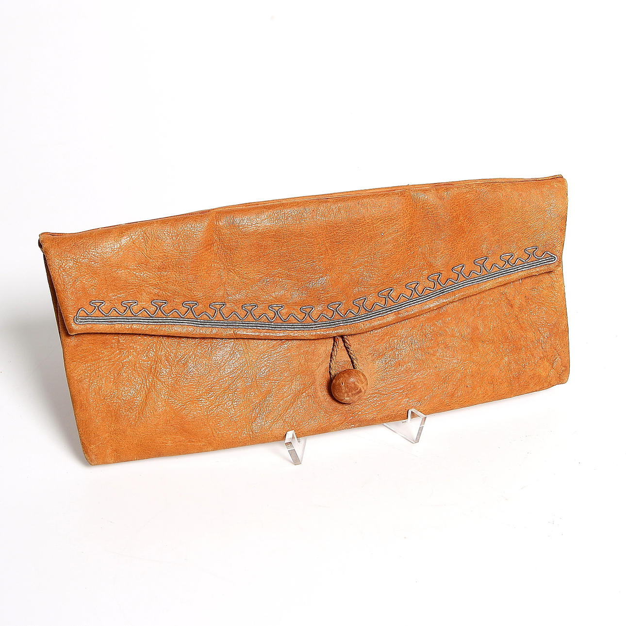 KUVERTVÄSKA, läder och tenntråd, Samearbete. 1900-tal.