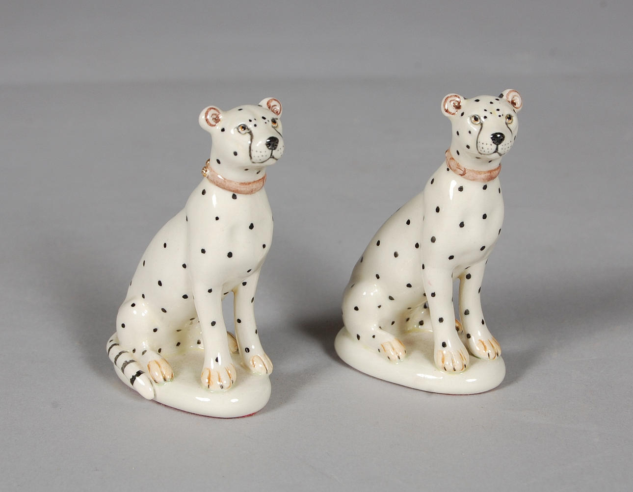 GEPARDER, 1 par, porslin, signerade Miranda Smith.