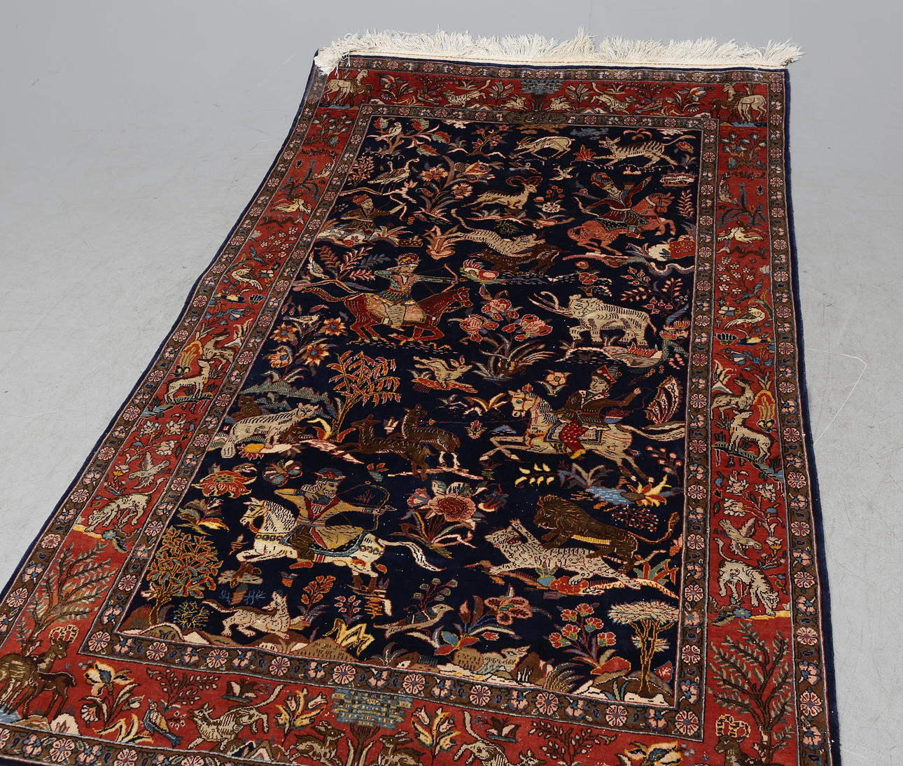 MATTA, Ghom med silkesinslag. Figural. Semiantik. 207 x 136 cm.