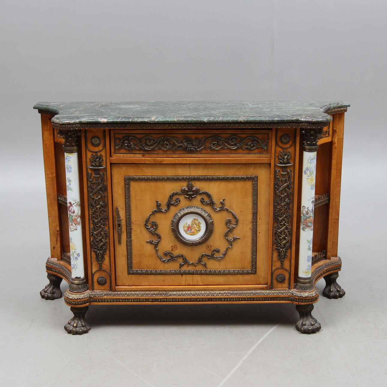 BUFFÉ med stenskiva, 1900-tal.