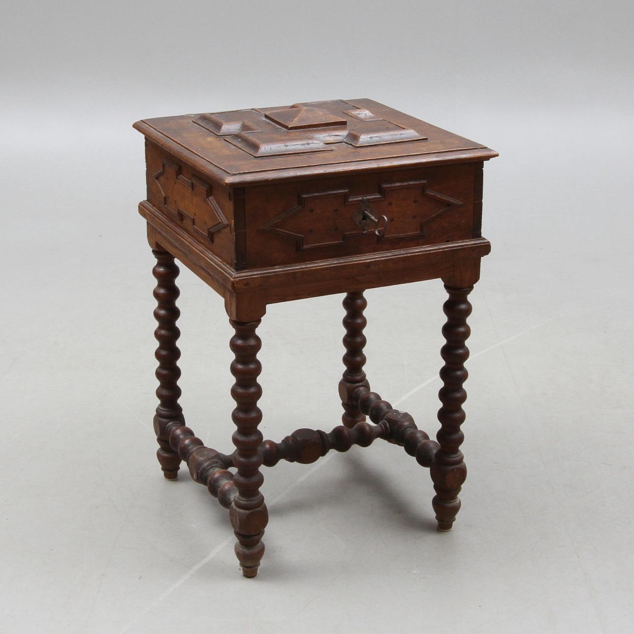 KISTA, på benställning, daterad 1785.