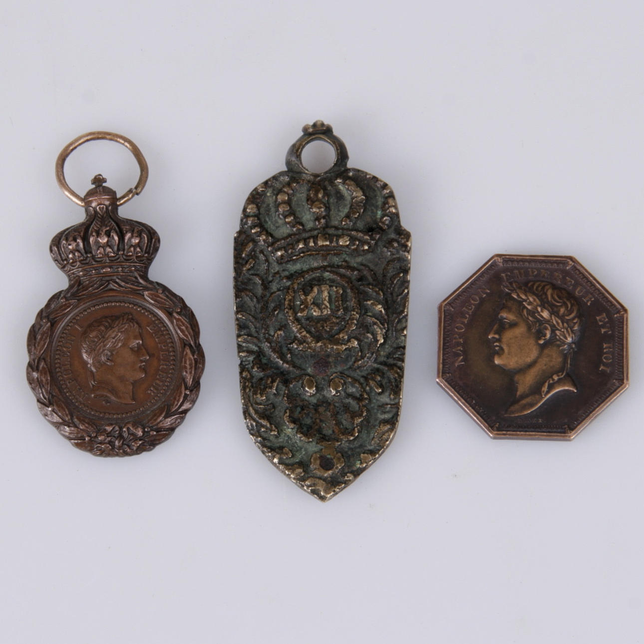 KRIGSMEDALJER, samt bibel spänne, Karl XII, 1700-tal.