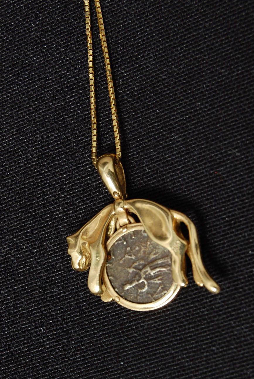 HALSBAND, 18 K guld med antikt mynt, 13 g.