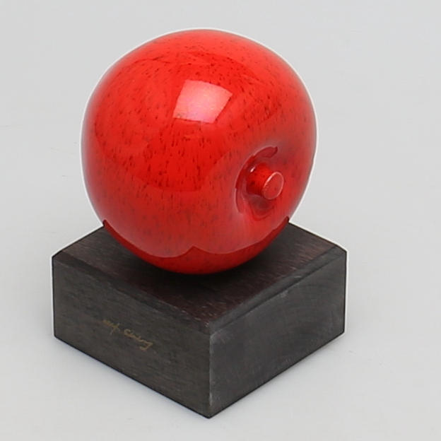 ALF EKBERG. Skulptur. Äpple. Stengods. Rödglaserat. Signerad.