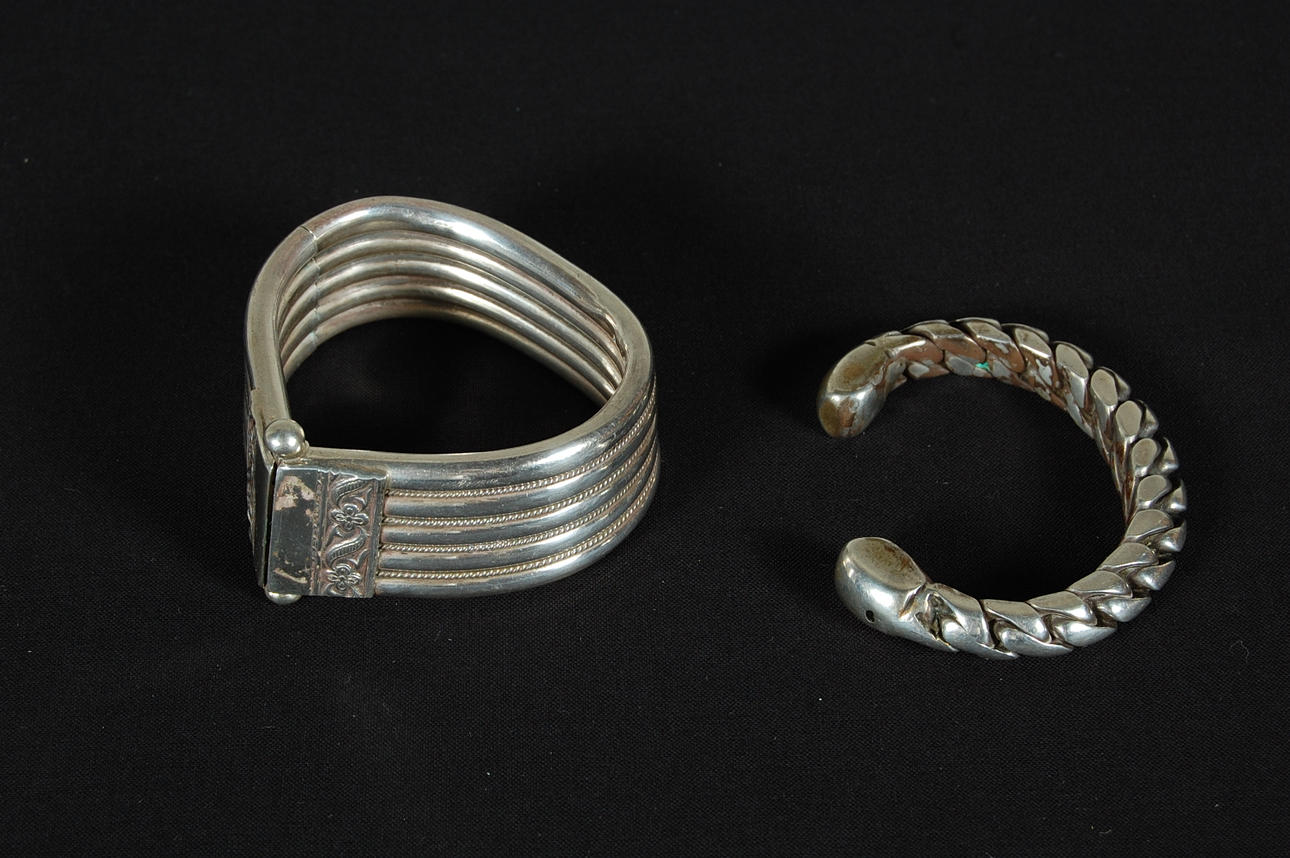 FOTRINGAR/ ARMBAND, 2 st antika , silver, försilvrat.