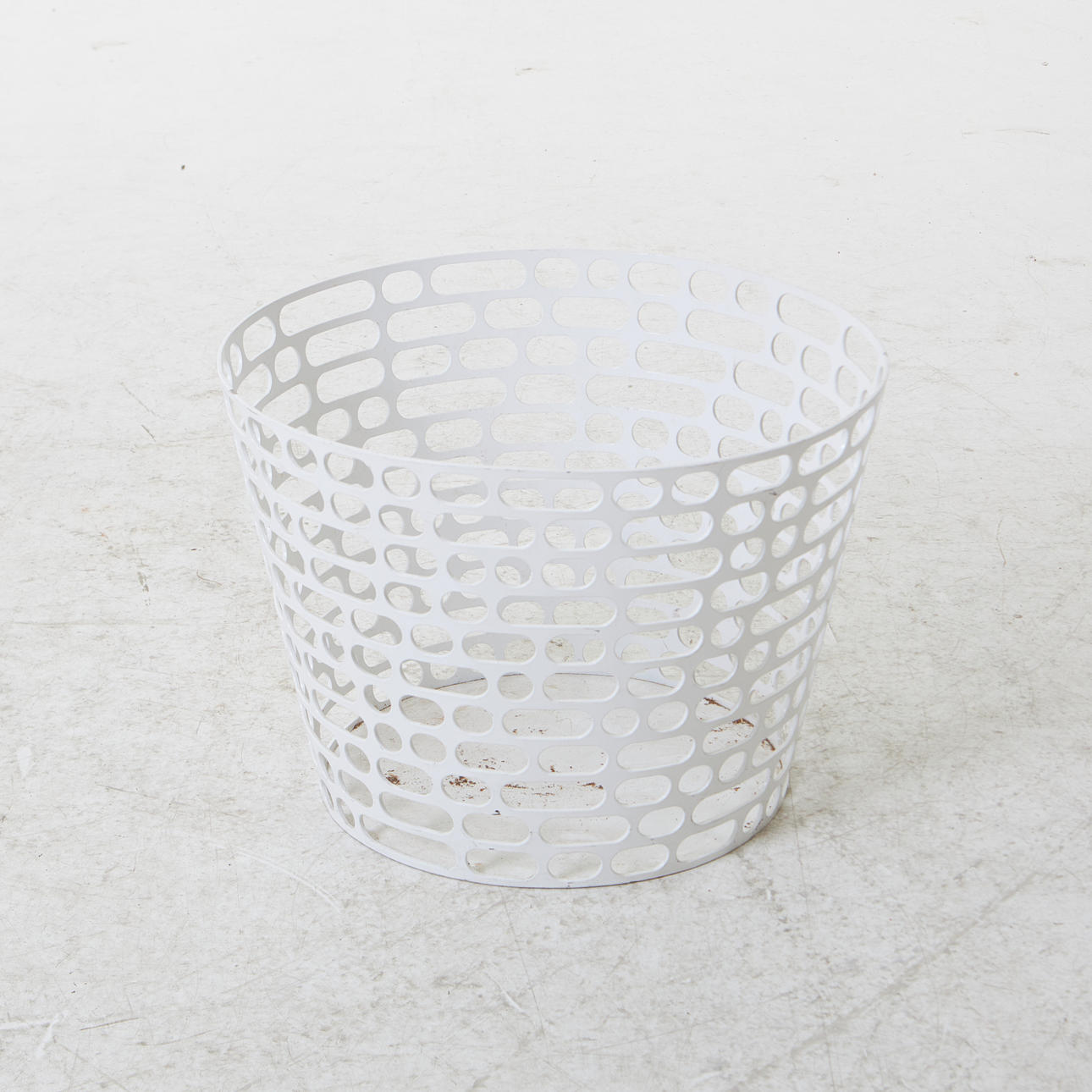 OLA WIHLBORG. Vedkorg, vitlackerad metall, Asplund.