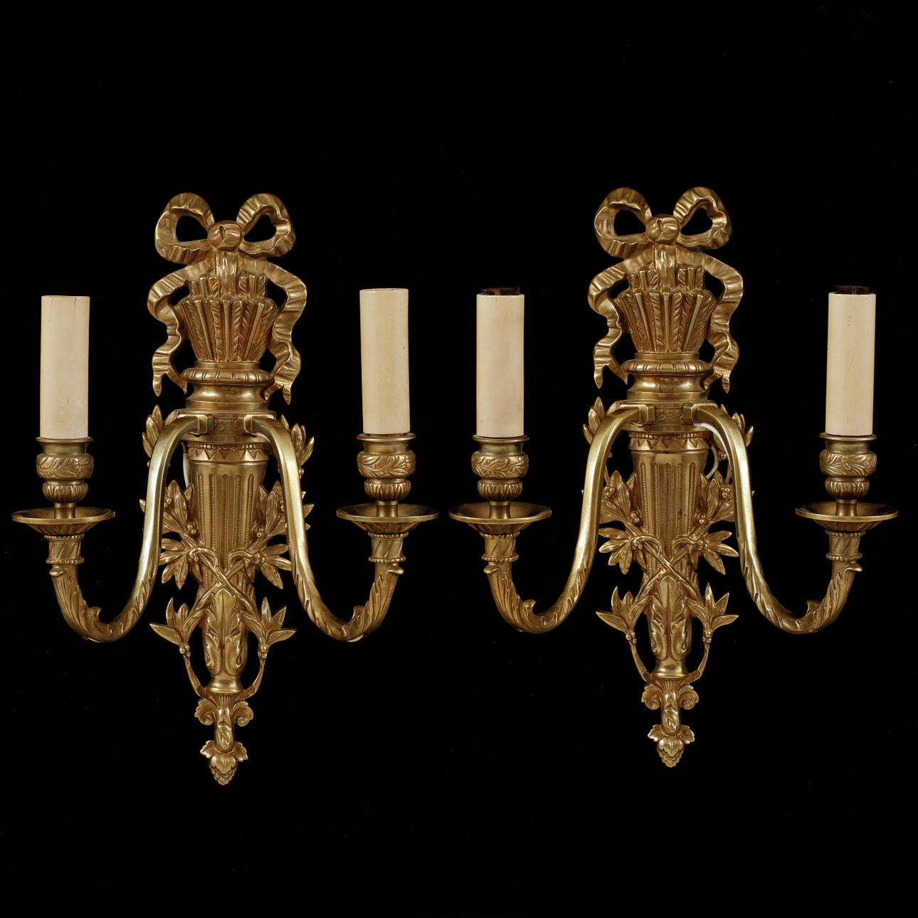 VÄGGLYSTRAR, ett par, gustaviansk stil.