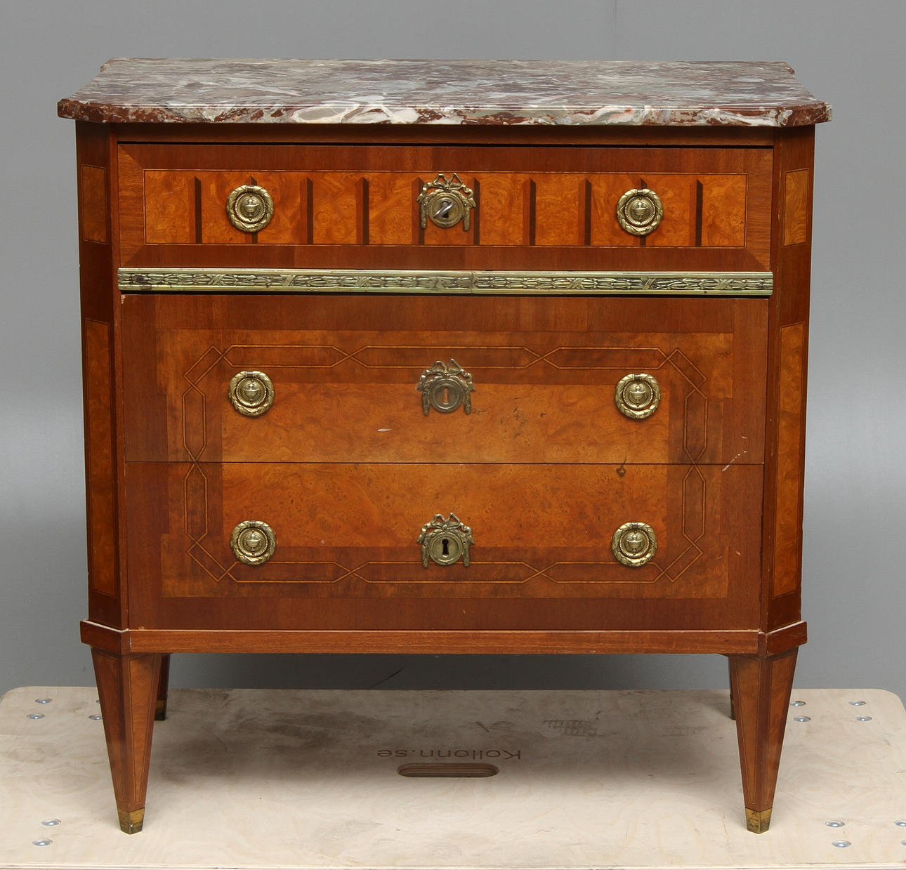 BYRÅ, gustaviansk stil, 1800-tal.