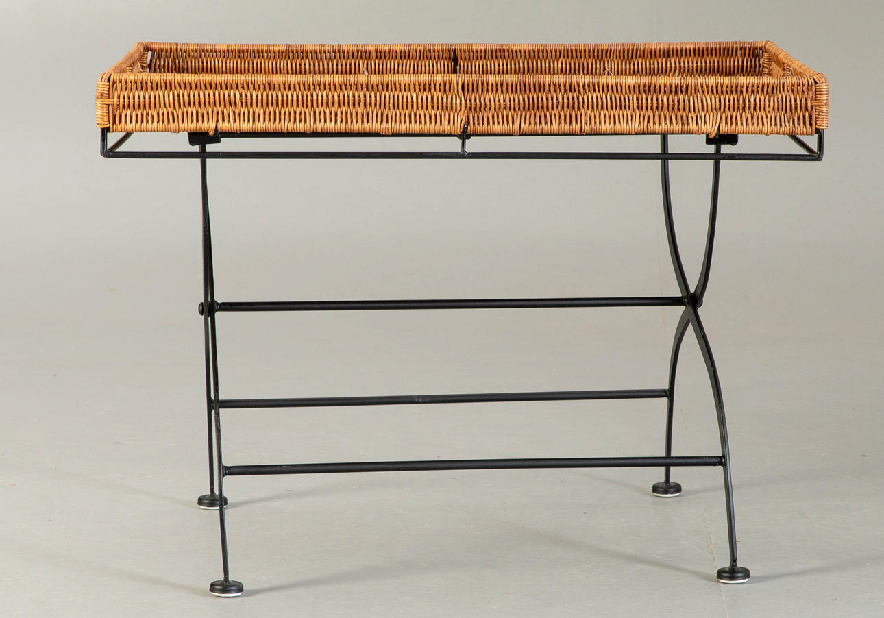 Sidebord med aftagelig fletbakke.